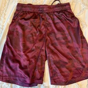Men's Quick-Dry Burgundy Camo Shorts Small 28-30
